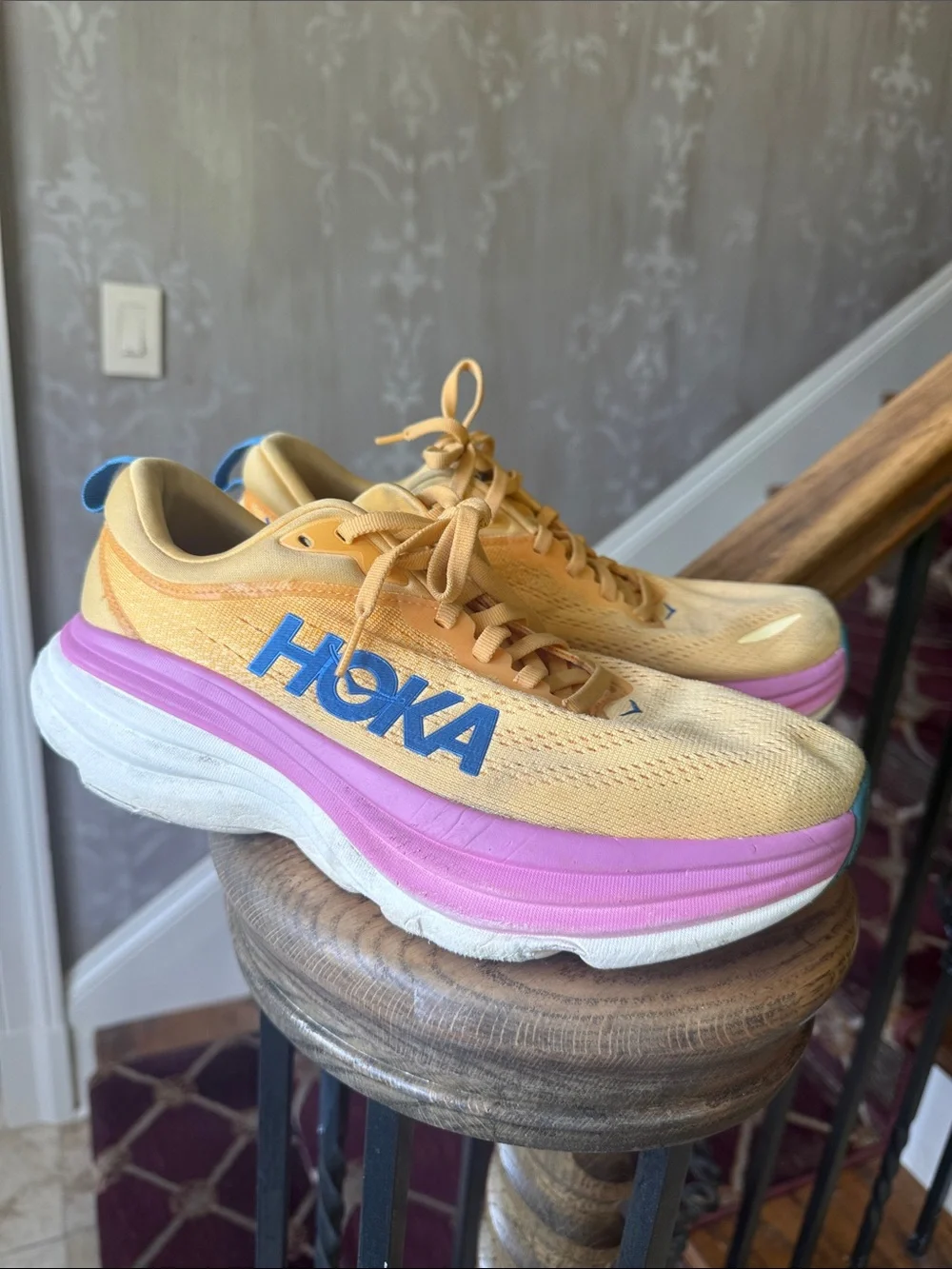 HOKA women’s BONDI 8 running shoe good condition size 8 1/2